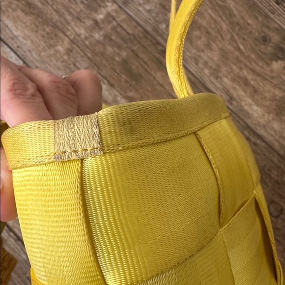 Harvey’s Seatbelt Bag Small Tote TaxiCab Yellow - Picture 5 of 7